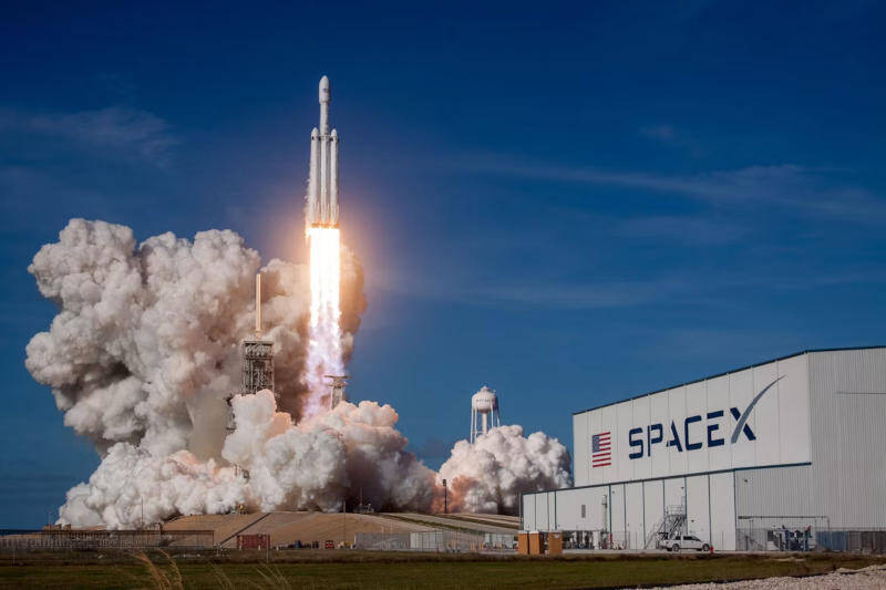 Ракета SpaceX запускается с эффектными выхлопами и облаками дыма