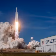 Ракета SpaceX запускается с эффектными выхлопами и облаками дыма