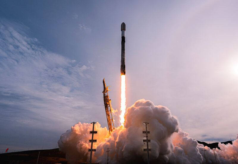 Ракета SpaceX запускается в небо с облаками дыма
