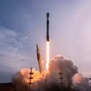 Ракета SpaceX запускается в небо с облаками дыма