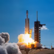 Ракета SpaceX Falcon 9 во время запуска на космодроме