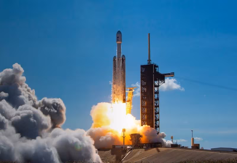 Ракета SpaceX Falcon 9 во время запуска на космодроме