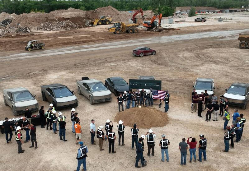 Митинг протестующих у могилы с флагом Tesla