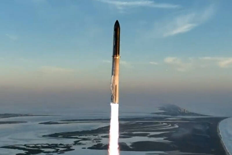 Ракета SpaceX взлетает над морем в небе