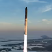 Ракета SpaceX взлетает над морем в небе