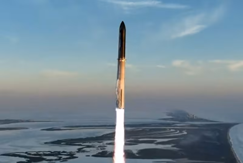 Ракета SpaceX взлетает над морем в небе