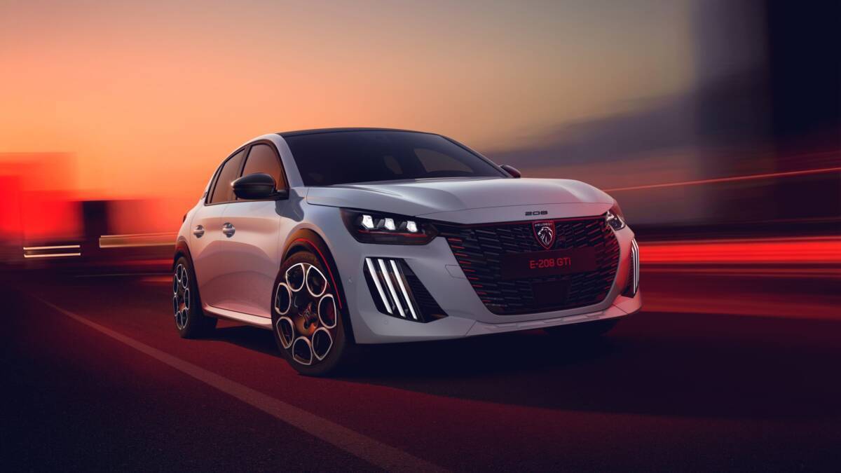 Электромобиль Peugeot E-208 GTi на гоночной трассе