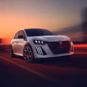 Электромобиль Peugeot E-208 GTi на гоночной трассе