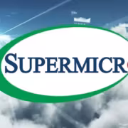 Логотип Supermicro на фоне неба с облаками