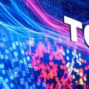 ТВ TCL с голосовым управлением Gemini светлый дисплей