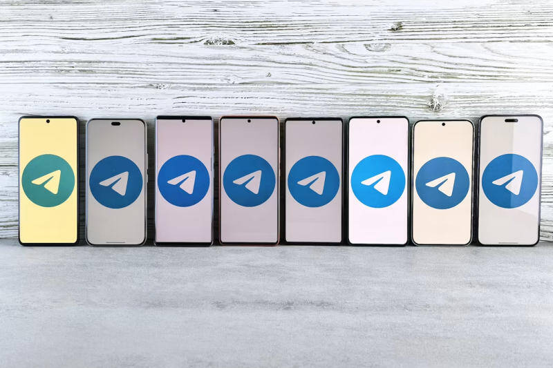 Десять смартфонов с логотипом Telegram на экранах