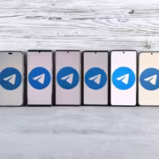 Десять смартфонов с логотипом Telegram на экранах