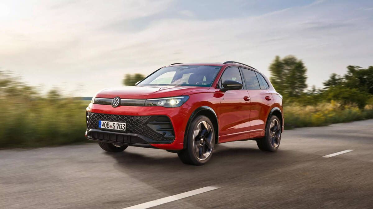 Красный кроссовер Volkswagen на дороге в движении