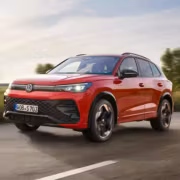 Красный кроссовер Volkswagen на дороге в движении