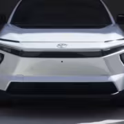 Передняя часть электромобиля Toyota с современным дизайном