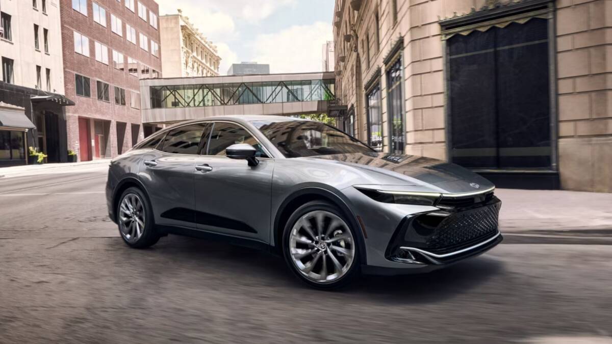 Новейший серый кроссовер Toyota Crown на городской улице