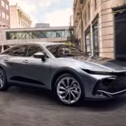 Новейший серый кроссовер Toyota Crown на городской улице