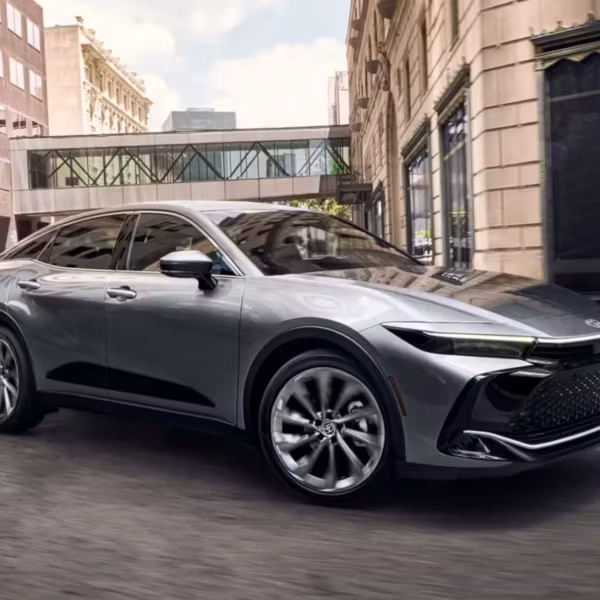 Новейший серый кроссовер Toyota Crown на городской улице