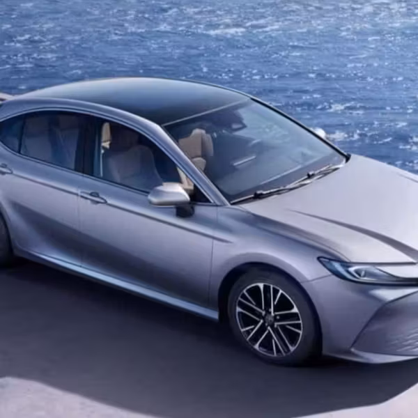 Серый седан Toyota на набережной с видом на море