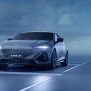 Лифтбэк Changan UNI-V на сером фоне в море