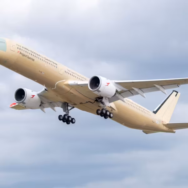 Самолет Airbus A350-1000ULR в полете рядом с облаками