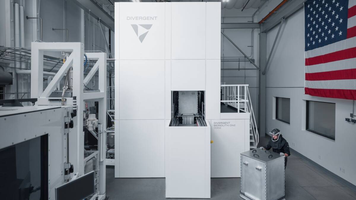 Крупный 3D-принтер Divergent Monolith One внутри цеха