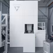 Крупный 3D-принтер Divergent Monolith One внутри цеха