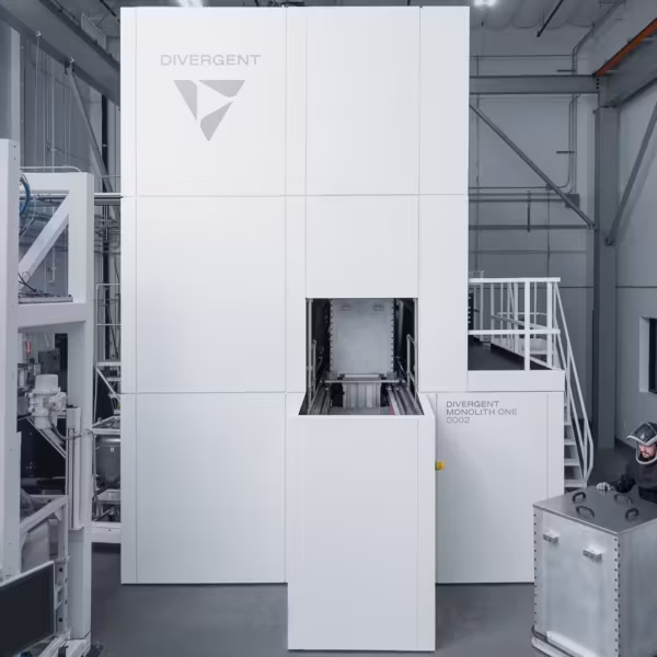 Крупный 3D-принтер Divergent Monolith One внутри цеха