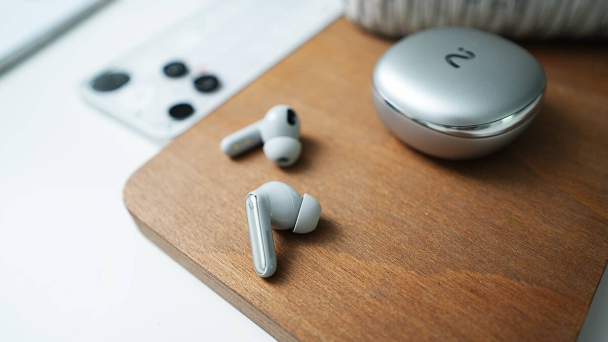 беспроводные наушники AirPods Pro и кейс