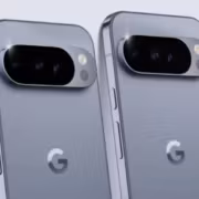 Два смартфона Pixel 10 с чёрным блоком камер