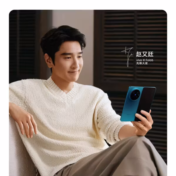 Мужчина держит смартфон Vivo X Fold 6