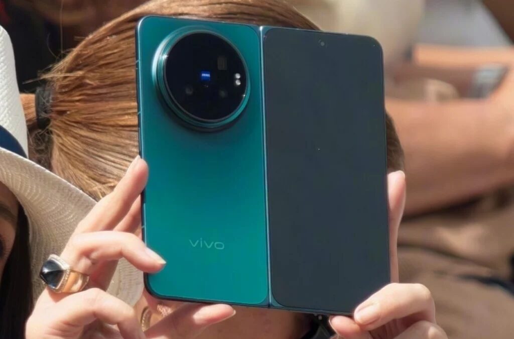 Складной смартфон Vivo X Fold 6 с крупной круглой камерой сзади