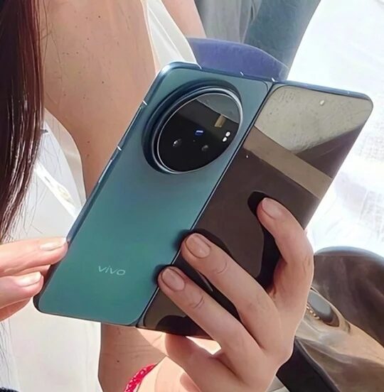 Человек держит складной смартфон Vivo X Fold 6 с большой камерой