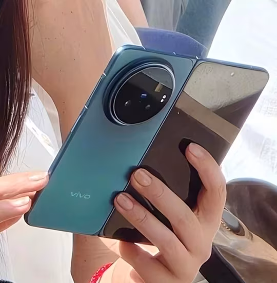 Человек держит смартфон Vivo X Fold 6 с большим дисплеем
