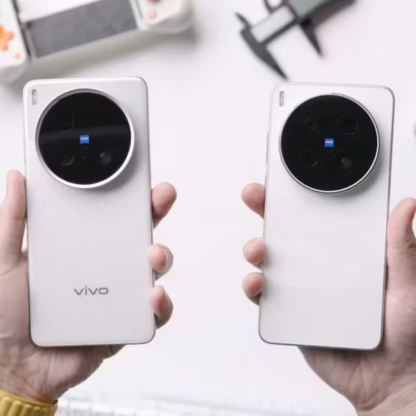 Два смартфона Vivo с крупными камерами в руках