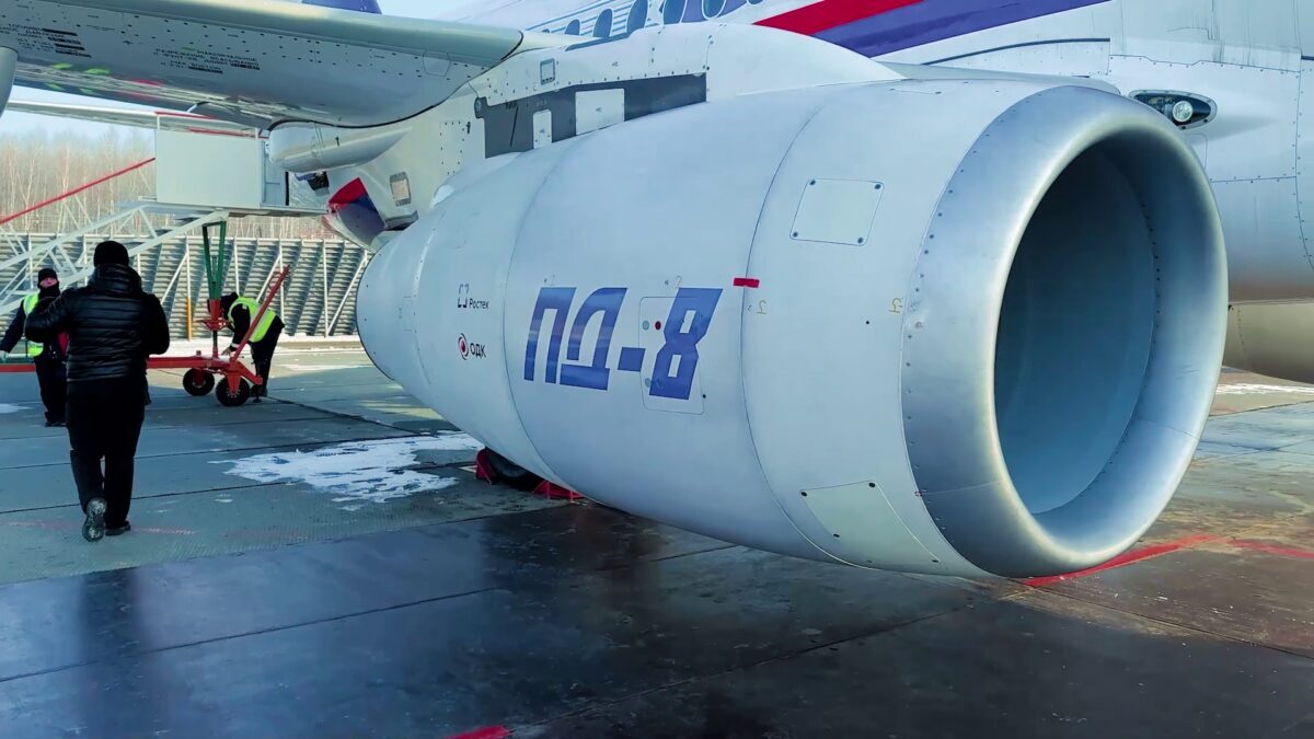 Двигатель ПД-8 для самолёта SJ-100 на аэродроме