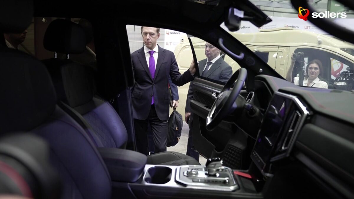 внутри салона Sollers S9 показывают приборную панель и сиденья