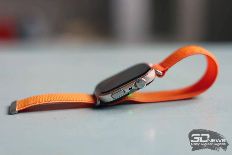 Умные часы Apple Watch с оранжевым ремешком