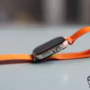 Умные часы Apple Watch с оранжевым ремешком