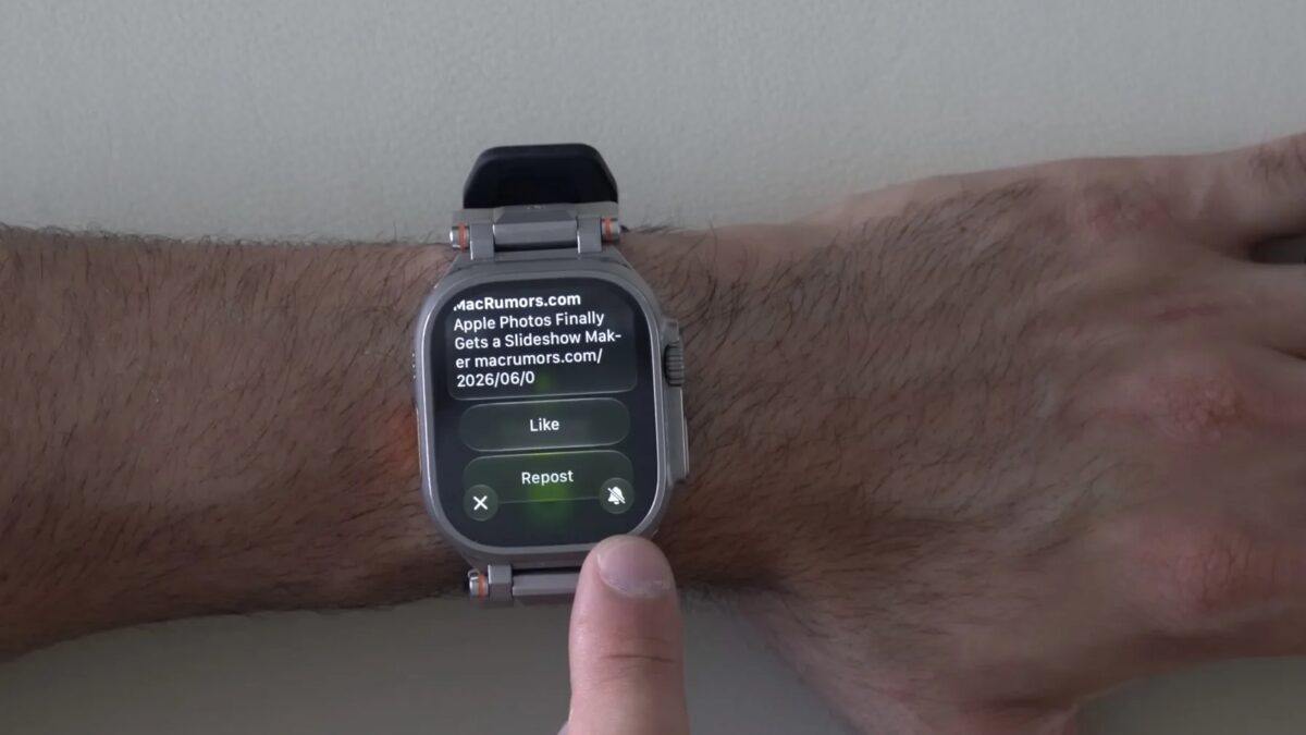 Человек смотрит на Apple Watch у себя на руке