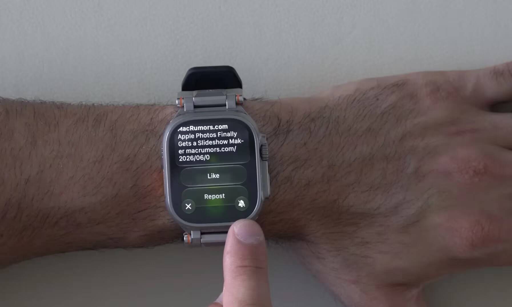 Человек смотрит на Apple Watch у себя на руке