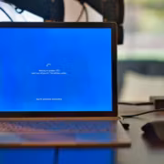 ноутбук с экраном обновлений Windows Microsoft сбой установки