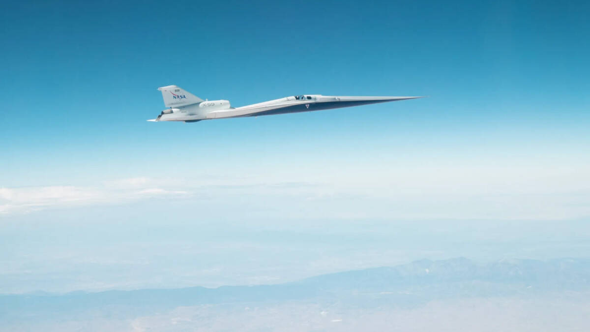 Самолет NASA X-59 в небе