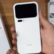 Маленький белый смартфон Xiaomi 18 Pro с тремя камерами