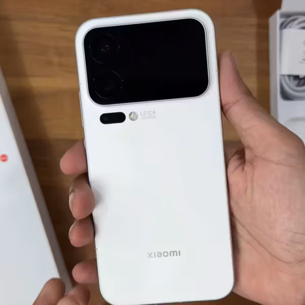 Маленький белый смартфон Xiaomi 18 Pro с тремя камерами