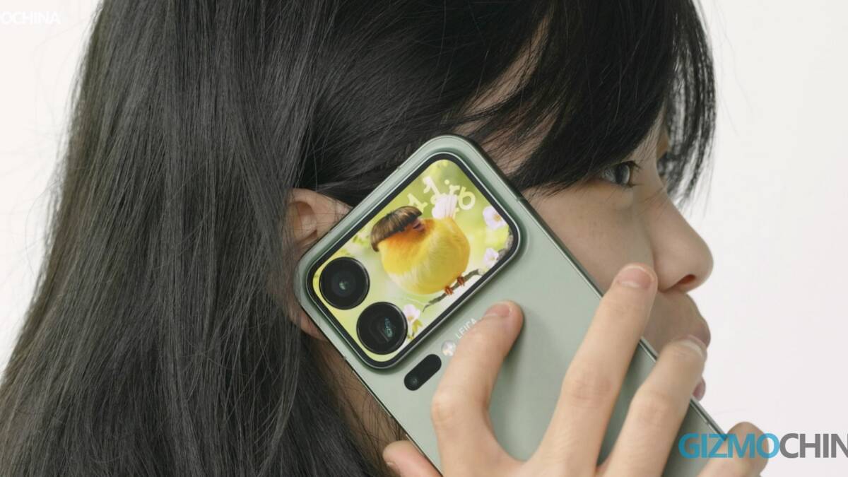 Молодая женщина держит смартфон Xiaomi с анимационной картинкой птички