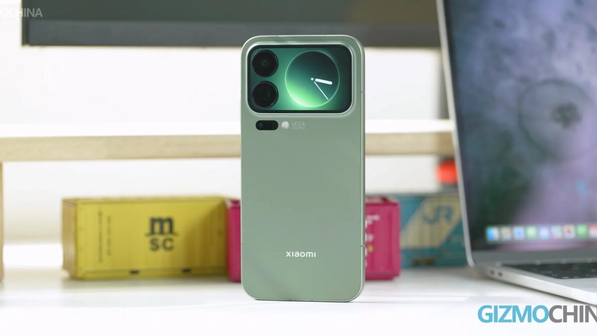 Смартфон Xiaomi 18 Pro может получить 4-дюймовый экран сзади