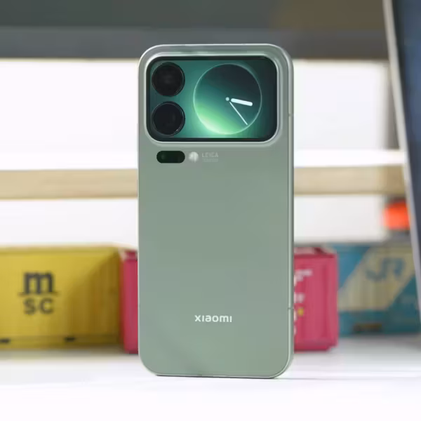 Задняя часть смартфона Xiaomi 13 Pro с двумя крупными камерами и круглым дисплеем