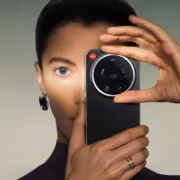 Женщина держит смартфон Xiaomi 18 с камерой