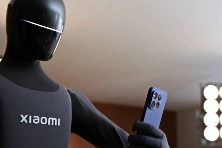 робот-гуманоида Xiaomi на презентации 17T Pro держит смартфон